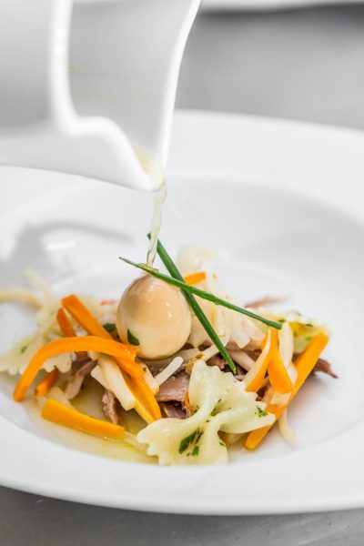 chef-pouring-soup-PCN2XBB chef-pouring-soup-PCN2XBB